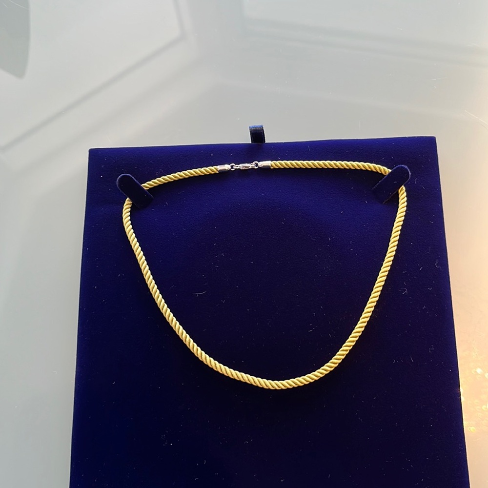 Woman’s necklace Fred size 14.75 inches, silk, 18 karat solid white gold green